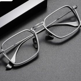 kính cận gọng titan vuông sang trọng