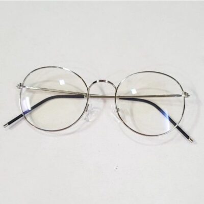 Gọng kính kim loại mảnh đang cháy hàng trên toàn quốc